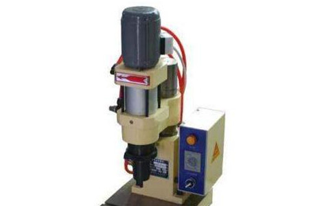 如何更換氣動鉚釘機的密封件?