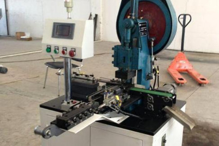 全自動送料鉚釘機添加物料時需注意哪些?