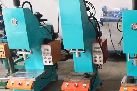 如何判斷一家自動鉚釘機廠家實力強不強?