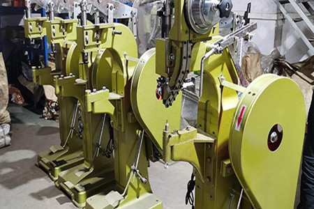 如何調整自動鉚釘機的振動盤？